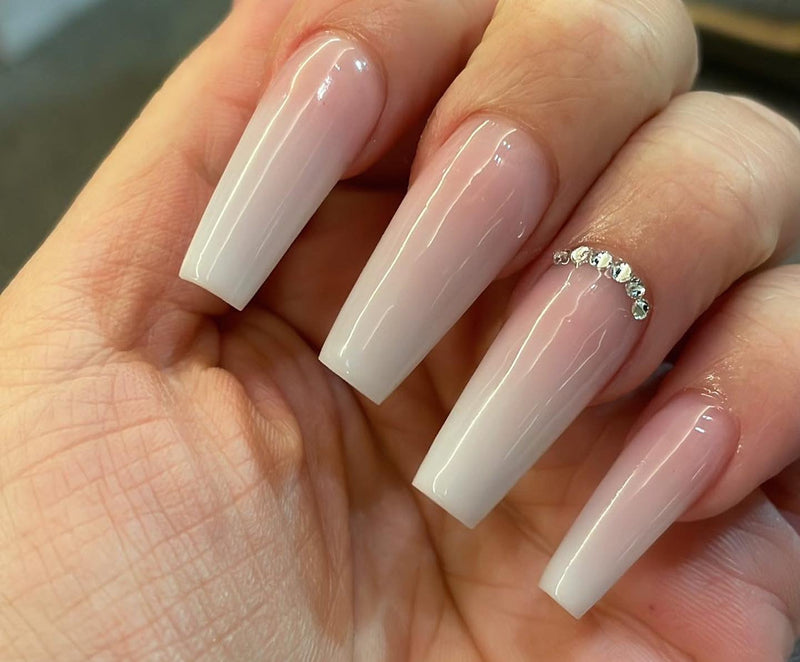 Nagelverlängerungen: Tipps in trendige Schablonen verwandeln